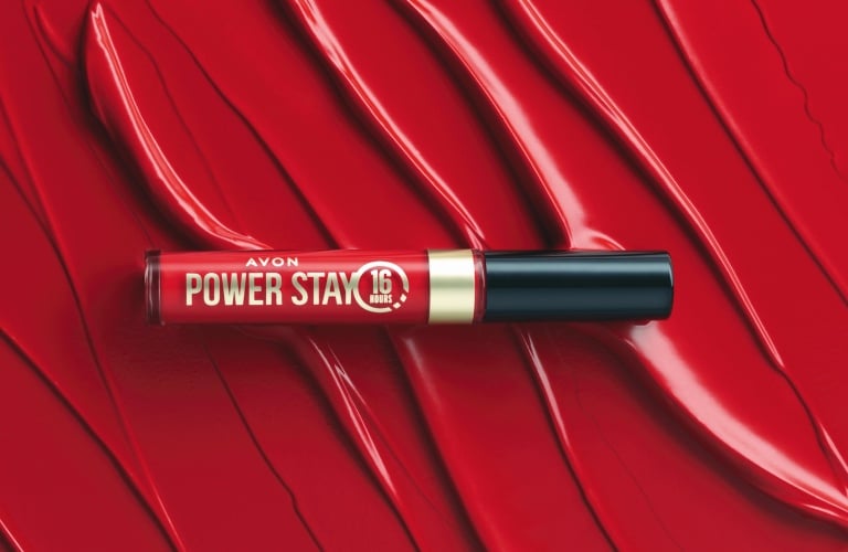 Frasco aberto de batom vermelho Power Stay no tom vermelhaço.